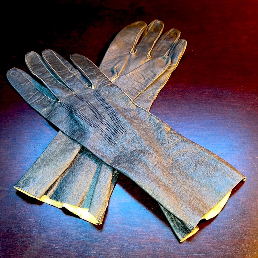 Vintage like new condition Perrin gloves size 7 very petite